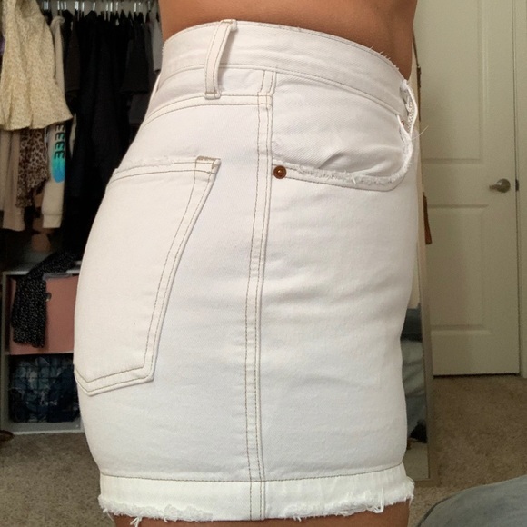 White Highwaisted Shorts - Picture 3 of 5